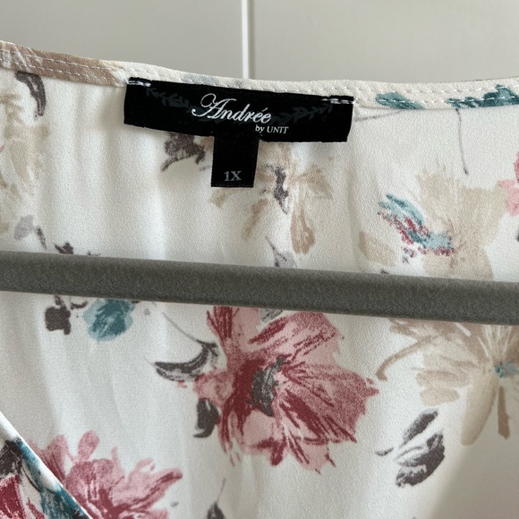 Andree White Floral Top - 1X - Picture 6 of 8